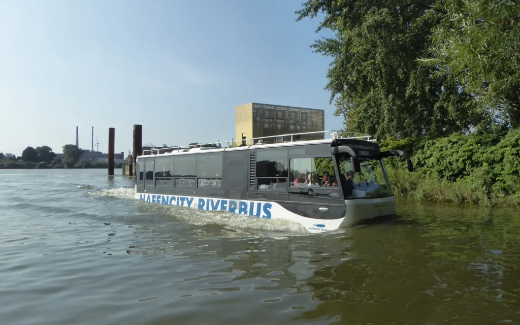 Der RiverBus verlässt sie Elbe bei Entenwerder.