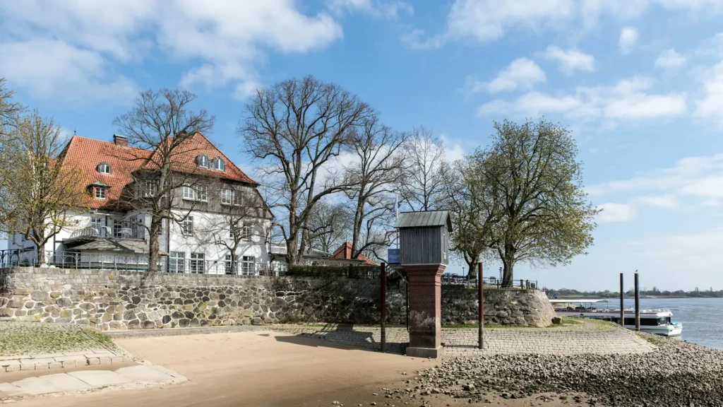 Das Zollenspieker Fährhaus an der Elbe. Im Hintergund ist ein Ausflugsboot zu sehen.