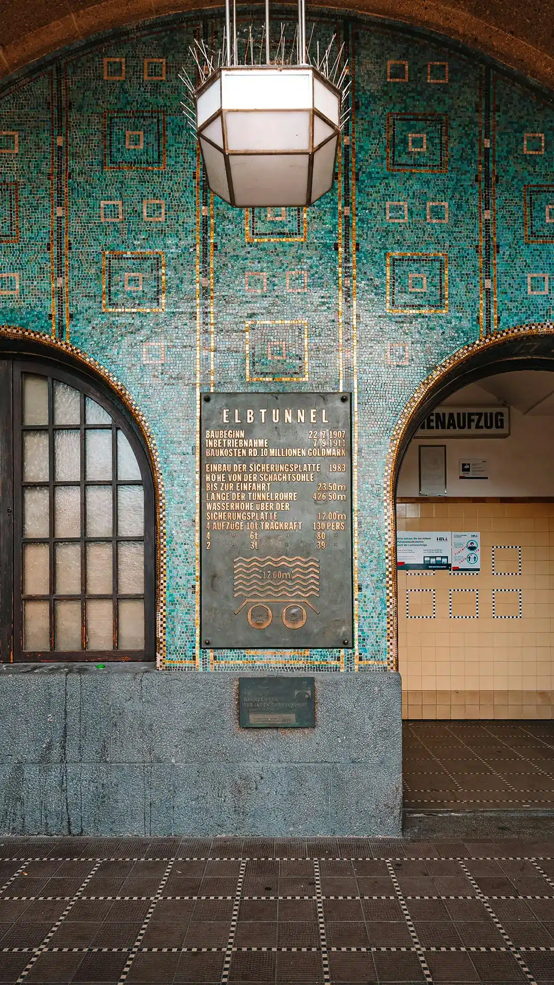Infotafel am Alten Elbtunnel Infotafel am Alten Elbtunnel