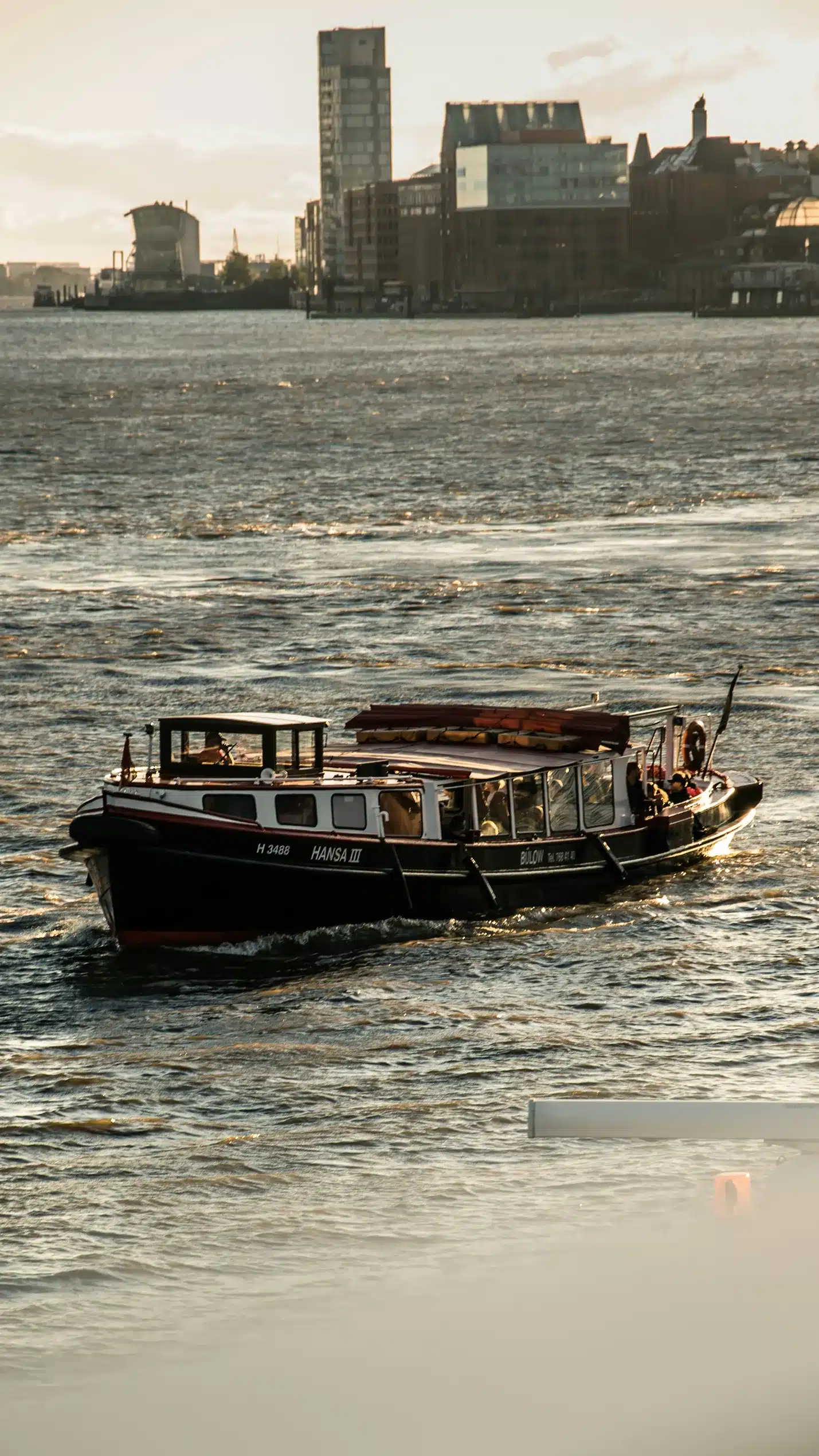 Barkasse auf der Elbe bei einer Hafenrundfahrt