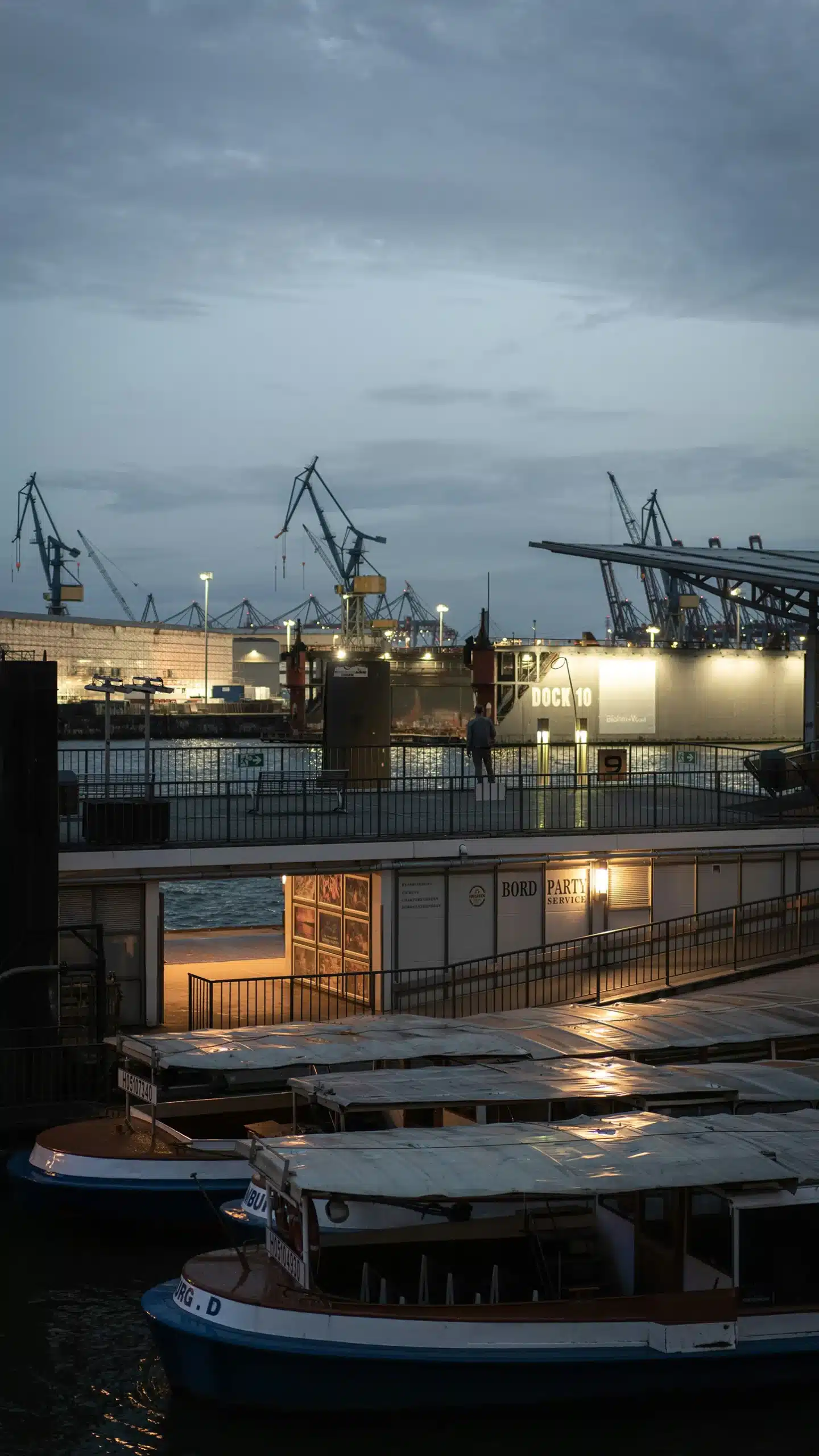 Barkassen an den Ladungsbrücken Hamburg mit dem Dock 10 im Hintergrund