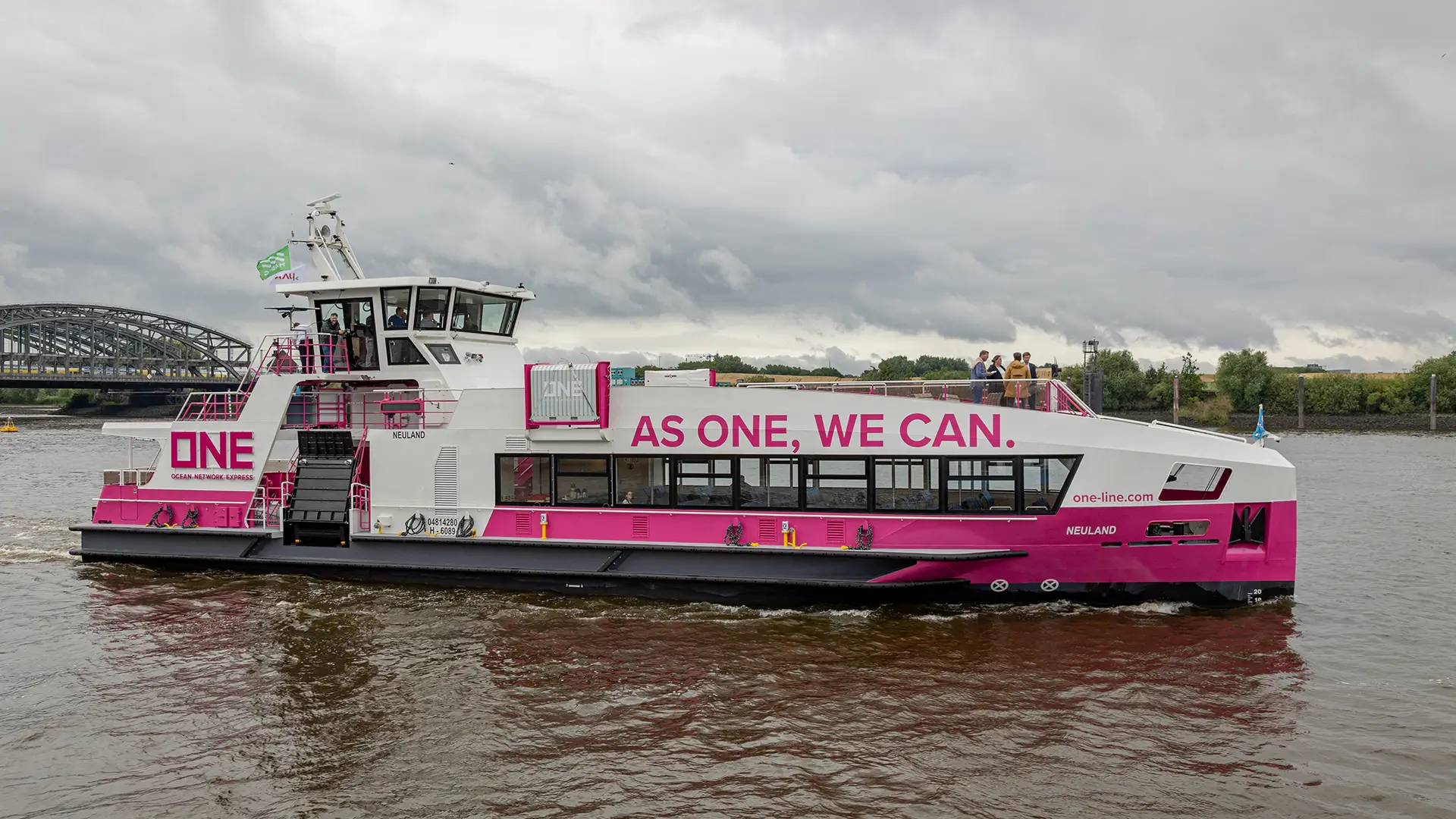 Die Neuland auf einer ihrer ersten Fahrten durch den Hamburger Hafen; auch wenn es keine Barkasse, sondern eine Fähre ist