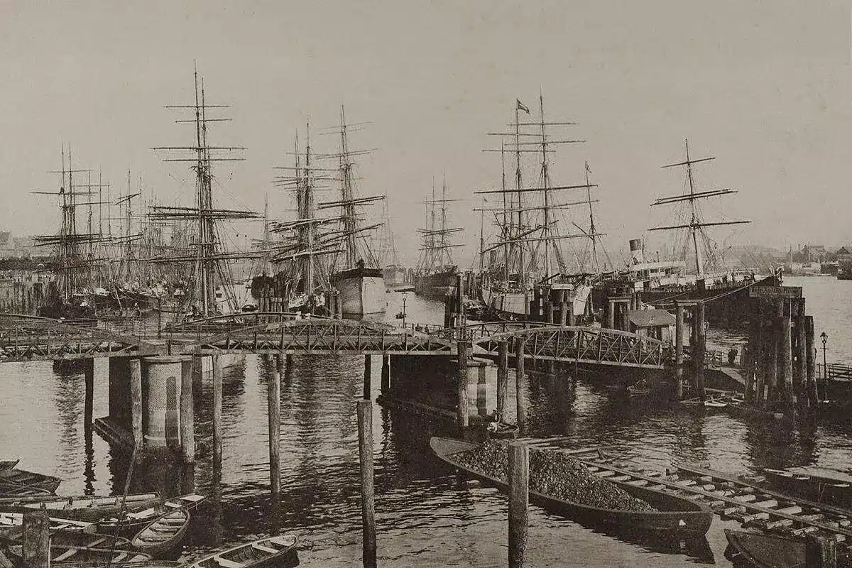 Landungsbrücken im Jahr 1887 Ein historisches Schwarz-Weiß-Bild der Landungsbrücken aus dem Jahr 1887.