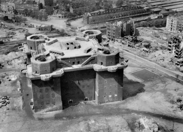 Bunker an der Feldstraße nach Kriegsende Der Bunker nach Kriegsende im Jahr 1945