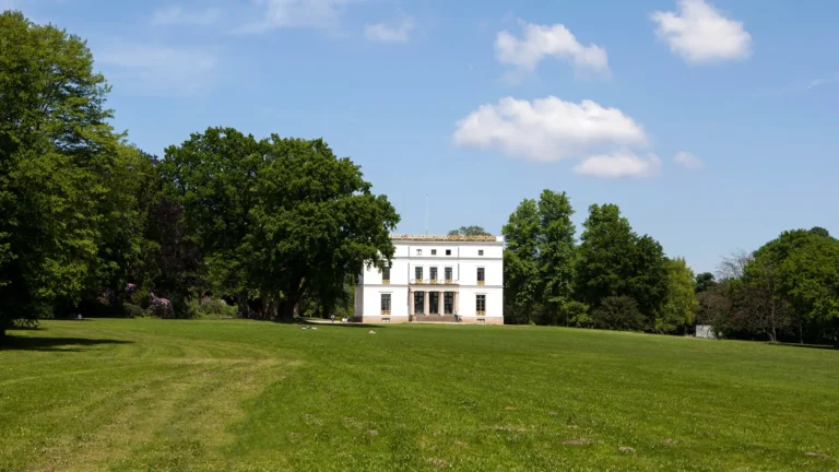 Der Jenischpark in Hamburg. Im Hintergrund ist das Jenischhaus zu sehen.