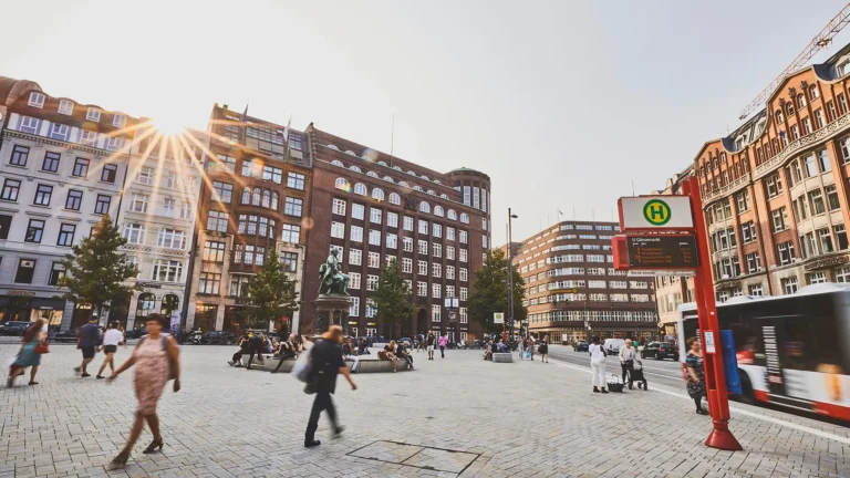 Der belebte Gänsemarkt in Hamburgs Innenstadt mit Busanbindung und vielen Fußgängern