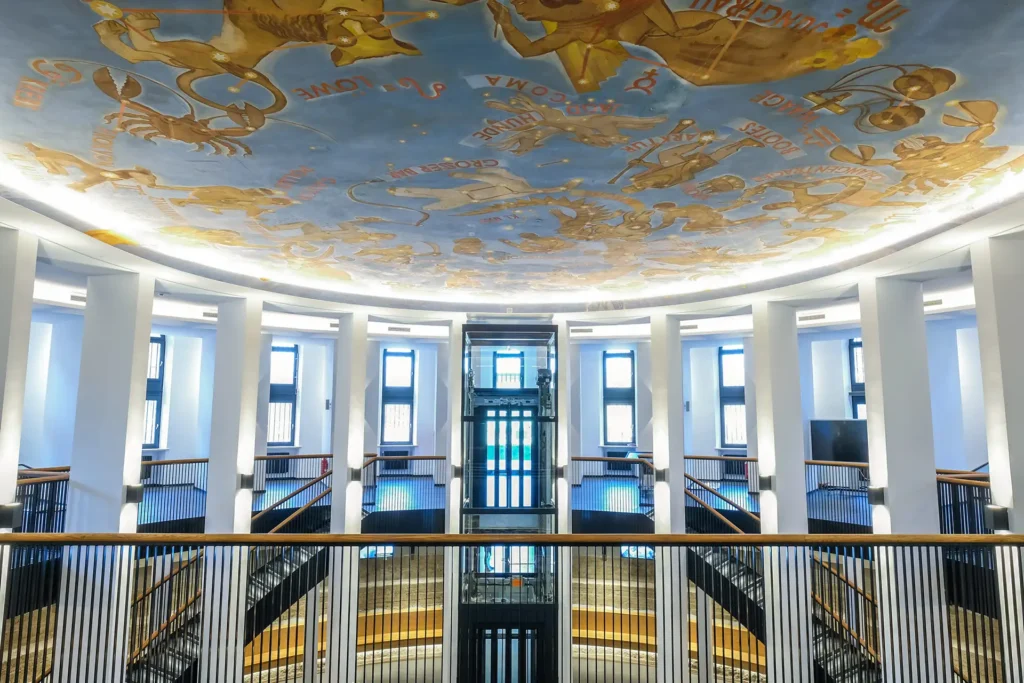 Das neu gestaltete Foyer des Hamburger Planetariums.