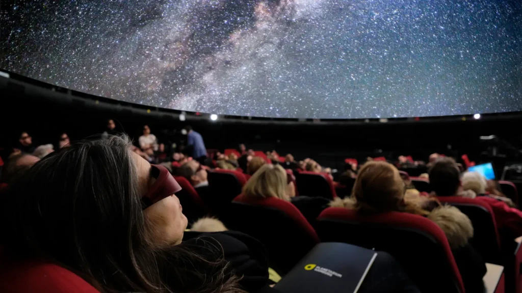 Zuschauer im Planetarium