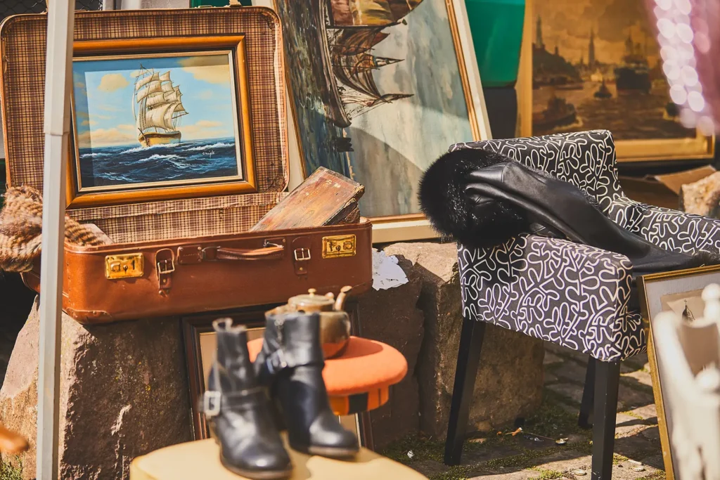 Bilder, ein alter Koffer und andere Sachen beim Hamburger Schanzen Flohmarkt