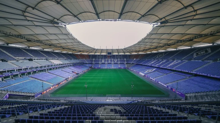 Ein Blick in das leere Hamburger Volksparkstadion
