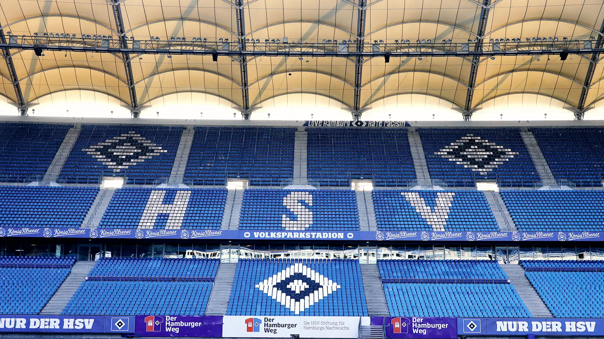 Die HSV Tribüne des Volksparkstadion Die Tribüne des Volksparkstadion mit dem Schriftzug und der Raute des HSV